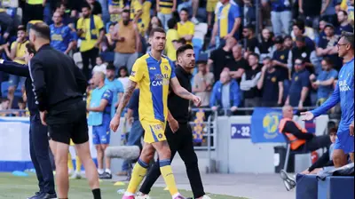 ניר ביטון שחקן מכבי תל אביב המורחק לצד המנהל יואב זיו. קובי אליהו