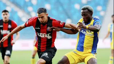 פארפה גיאגון שחקן מכבי תל אביב מול גיא מזרחי שחקן הפועל חיפה. קובי אליהו