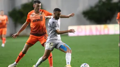 סער פדידה שחקן הפועל חדרה לפני מיקי סירושטיין שחקן סקציה נס ציונה. שלומי גבאי