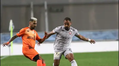 דיא לבאבידי שחקן הפועל חדרה מול אלמוג בוזגלו שחקן סקציה נס ציונה. שלומי גבאי