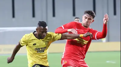 פטריק טוומאסי מכבי נתניה לפני מוחמד כנעאן מ.ס. אשדוד. ברני ארדוב