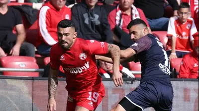 שחקן הפועל באר שבע שי אליאס עם שחקן הפועל ירושלים הראל שלום. דני מרון