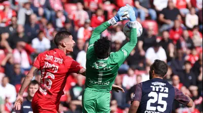 שוער הפועל ירושלים אדבאיו אדליי ליד שחקן הפועל באר שבע פטריק קלימלה. דני מרון