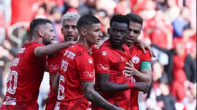 שחקני הפועל באר שבע חוגגים עם יוג'ין אנסה. דני מרון