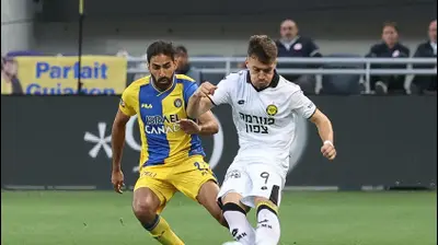 שחקן מכבי נתניה עוז בילו, מול שחקן מכבי תל אביב אופיר דוידזאדה. ברני ארדוב