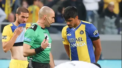 השופט גל לייבוביץ' עם שחקן מכבי תל אביב דור פרץ. ברני ארדוב