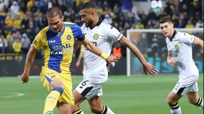 שחקן מכבי נתניה כרם ג'אבר, מול שחקן מכבי תל אביב ג'ורג'ה יובאנוביץ'. ברני ארדוב