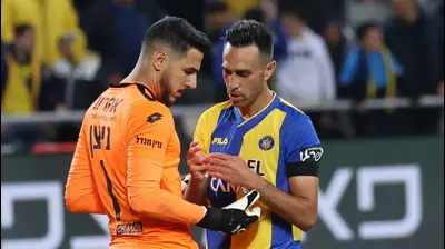 שחקן מכבי תל אביב ערן זהבי, עם שוער מכבי נתניה איתמר ניצן. ברני ארדוב