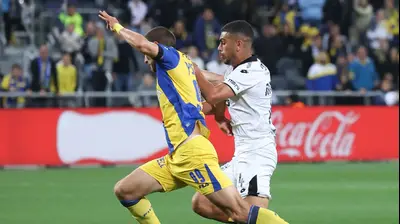 שחקן מכבי נתניה רז שלמה, מכשיל את שחקן מכבי תל אביב ג'ורג'ה יובאנוביץ' לפני ההרחקה. ברני ארדוב