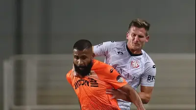 ארי מורה שחקן סקציה נס ציונה לפני קלמן שטורם שחקן הפועל חדרה. ברני ארדוב