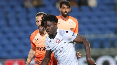 סטיבן אלפרד שחקן הפועל חדרה לפני ניסו קפילוטו שחקן סקציה נס ציונה. ברני ארדוב