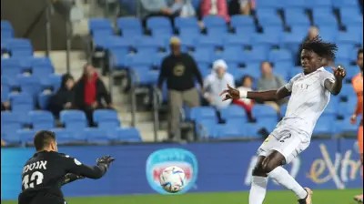 סטיבן אלפרד שחקן הפועל חדרה מול ניב אנטמן שוער סקציה נס ציונה. ברני ארדוב