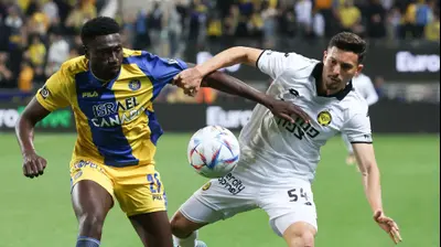 שחקן מכבי נתניה לירן רוטמן, מול שחקן מכבי תל אביב דריק לוקאסן. ברני ארדוב