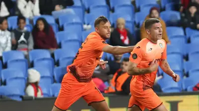 עילאי טרוסט חוגג שער של סקציה נס ציונה עם יוני סטויאנוב. ברני ארדוב