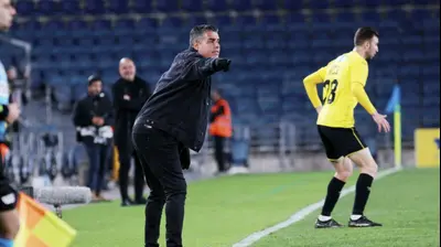 מאמן הפועל תל אביב חיים סילבס. קובי אליהו