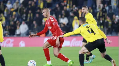 שחקן הפועל תל אביב קיים גאנם. קובי אליהו