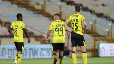 איתן אזולאי לצד פלאמן גלאבוב מכבי נתניה. לירון מולדובן 