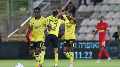 פטריק טוומאסי לצד נאסים אואמו מכבי נתניה. לירון מולדובן 