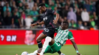 יוג'ין אנסה שחקן הפועל באר שבע לפני עבדולאי סק שחקן מכבי חיפה. מאור אלקסלסי