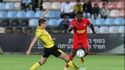 אלטון אקולטסה מ.ס. אשדוד לצד פלאמן גלאבוב מכבי נתניה. לירון מולדובן 