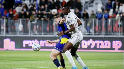 ג'ונתן סיסה הפועל חדרה לצד מארק קוסטה מכבי בני ריינה. קובי אליהו