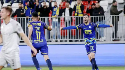 לואי חלף לצד שלומי אזולאי מכבי בני ריינה. קובי אליהו