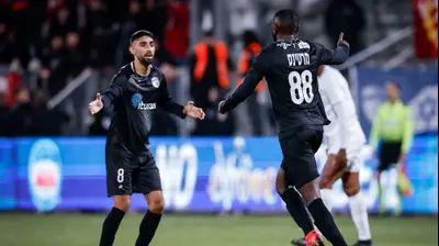 ז'יאן מרטינס שחקן עירוני קרית שמונה עם ידין לוגסי. מאור אלקסלסי