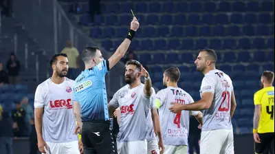 אורן ביטון שחקן הפועל חיפה סופג כרטיס צהוב מיואב מזרחי. דני מרון