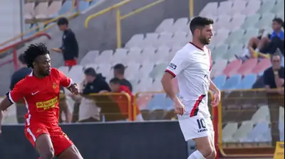 תומר אלטמן שחקן הפועל ירושלים לפני זקאריה מוגיס שחקן מ.ס. אשדוד. דני מרון