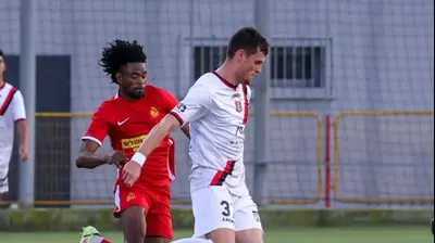 שחקן הפועל ירושלים אונדז'יי באצ'ו מול שחקן מ.ס. אשדוד זקאריה מוגיס. דני מרון