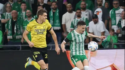 דולב חזיזה שחקן מכבי חיפה לפני פלאמן גלאבוב שחקן מכבי נתניה. ברני ארדוב