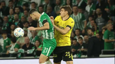 דין דוד שחקן מכבי חיפה לפני פלאמן גלאבוב שחקן מכבי נתניה. ברני ארדוב