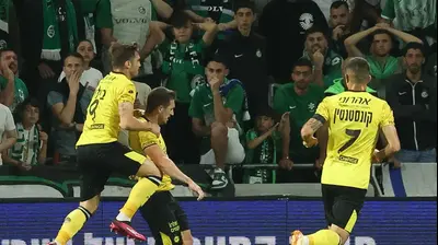 שחקני מכבי נתניה חוגגים עם איגור זלאטנוביץ'. ברני ארדוב