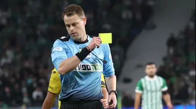 השופט יגאל פריד שולף כרטיס צהוב. ברני ארדוב