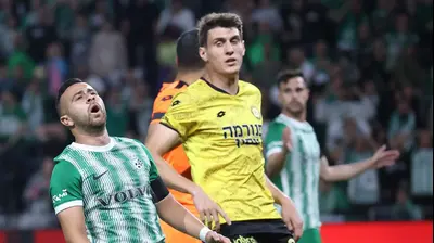 שחקן מכבי חיפה דיא סבע, ליד פלאמן גלאבוב, מכבי נתניה. ברני ארדוב