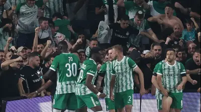 שחקני מכבי חיפה חוגגים. ברני ארדוב