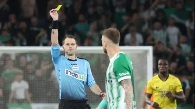 השופט יגאל פריד שולף כרטיס צהוב במשחק של מכבי חיפה נגד מכבי נתניה. ברני ארדוב