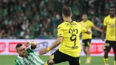 שחקן מכבי חיפה דיא סבע, מול עוז בילו, מכבי נתניה. ברני ארדוב