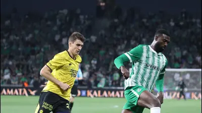 שחקן מכבי חיפה פרנזי פיירו, מול שחקן מכבי נתניה פלאמן גלאבוב. ברני ארדוב