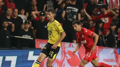 אחמד סלמן שחקן מכבי נתניה לפני שאפי סוליימאנוב שחקן הפועל באר שבע. ברני ארדוב