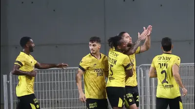 שחקני מכבי נתניה חוגגים עם סטניסלב בילנקי. ברני ארדוב