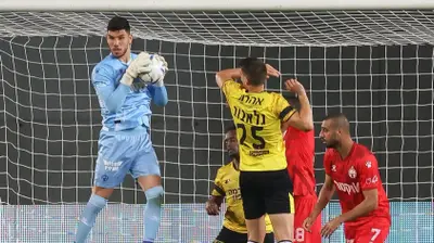 עומרי גלזר שוער הפועל באר שבע. ברני ארדוב