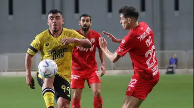 איתן אזולאי שחקן מכבי נתניה לפני הלדר לופס שחקן הפועל באר שבע. ברני ארדוב