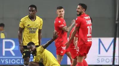 שגיב יחזקאל שחקן הפועל באר שבע מול נפתלי בלאי, בוריס אנו שחקני מכבי נתניה. ברני ארדוב