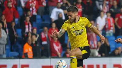 סטניסלב בילנקי שחקן מכבי נתניה מחמיץ מול עומרי גלזר שוער הפועל באר שבע. ברני ארדוב