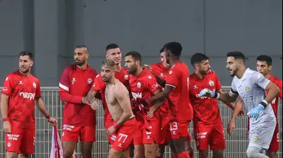 שחקני הפועל באר שבע חוגגים שער פסול עם רותם חטואל. ברני ארדוב