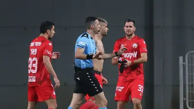 השופט אביעד שילוח עם שחקני הפועל באר שבע. ברני ארדוב