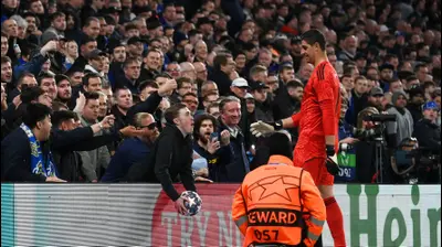 שוער ריאל מדריד טיבו קורטואה עם אוהדי צ'לסי. Michael Regan,GettyImages