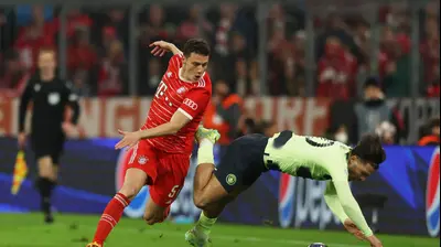 שחקן באיירן מינכן, בנז'מן פבאר, מול שחקן מנצ'סטר סיטי, ג'ק גריליש. רויטרס