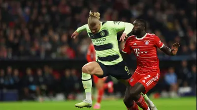 שחקן באיירן מינכן, דאיו אופמקאנו, מול שחקן מנצ'סטר סיטי, ארלינג הולאנד. רויטרס